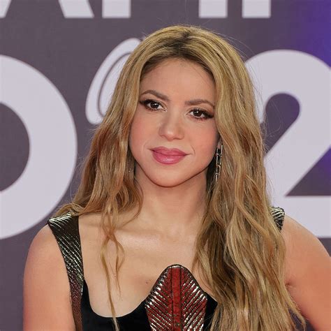 Shakira bares it all in daring photo as she celebrates。